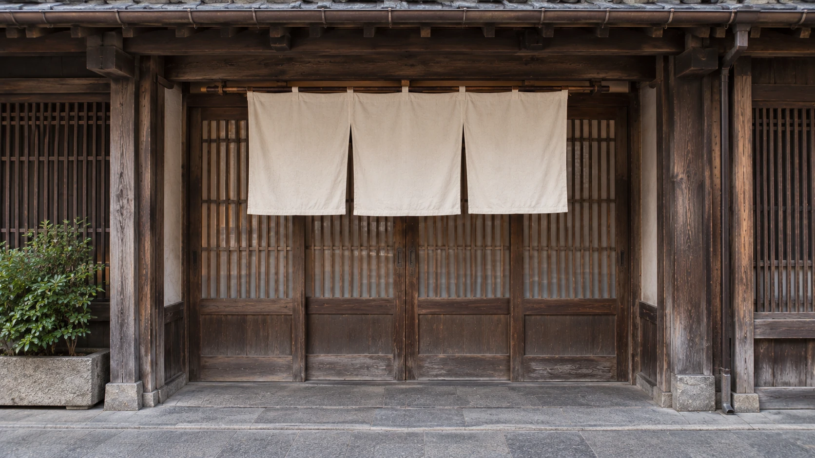 暖簾のかかった和風の店構えを正面から見たところ